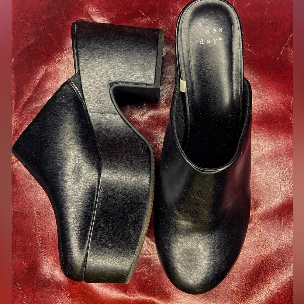 Like New!! Black “A New Day” 90s Inspired Vegan Platform Sandals Size 10